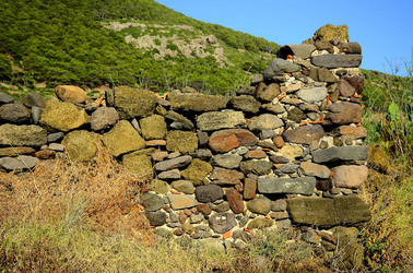 ISOLA DI USTICA pietre. Fotografie di Giulio Azzarello &copy;2016.