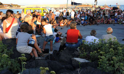 TRAMPOLIERI A LINOSA in Sicilia tutti i momenti dello spettacolo. Fotografie di Giulio Azzarello &copy;2014.