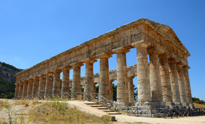 SEGESTA il sito archeologico il teatro greco e l acropoli. Panorami e particolari. Fotografie di Giulio Azzarello &copy;2014.