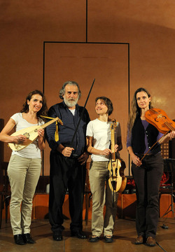 CARLO MAGNO spettacolo epico di e con Mimmo Cuticchio. Fotografie di Giulio Azzarello &copy;2014.