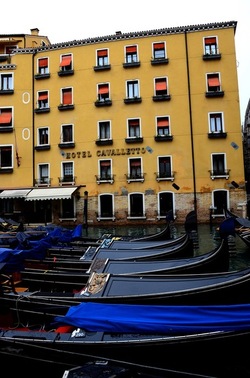 VENEZIA fotografie di Giulio Azzarello &copy;2022.