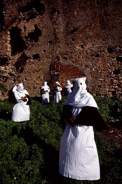 LA CERCA processione religiosa. Fotografie di Giulio Azzarello &copy;1996 2021.