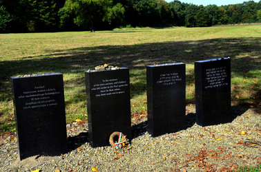 AUSCHHWITZ BIRKENAU le lapidi della memoria. Fotografie di Giulio Azzarello &copy;2016.