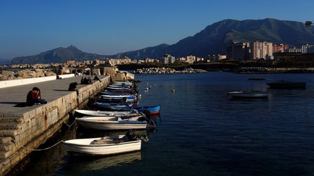 BARCHE. Fotografie di Giulio Azzarello ©2022. BARCHE. Fotografie di Giulio Azzarello ©2022.