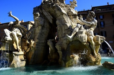 PIAZZA NAVONA Roma. Fotografie di Giulio Azzarello ©2020. PIAZZA NAVONA Roma. Fotografie di Giulio Azzarello ©2020.