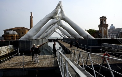 LE MANI DI LORENZO QUENN Biennale di Venezia. Fotografie di Giulio Azzarello &copy;2020.