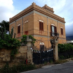 CAMMINANDO. Fotografie di Giulio Azzarello &copy;2024.