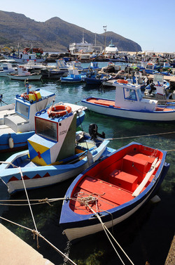 Il PORTO DI FAVIGNANA in Sicilia visioni panoramiche o particolari. Fotografie di Giulio Azzarello &copy;2014.