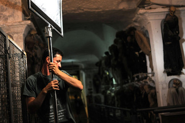 Le CATACOMBE di Palermo documentario film. Fotografie di scena e set di Giulio Azzarello &copy;2014.
