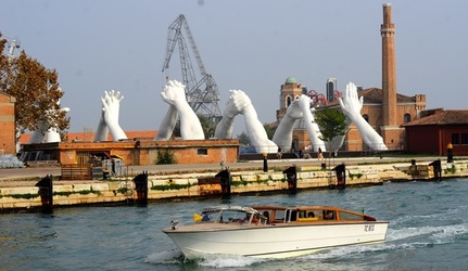 LE MANI DI LORENZO QUENN Biennale di Venezia. Fotografie di Giulio Azzarello &copy;2020.