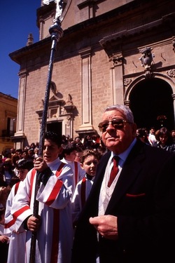 PROCESSIONE RELIGIOSA fotografie di Giulio Azzarello &copy;2022.