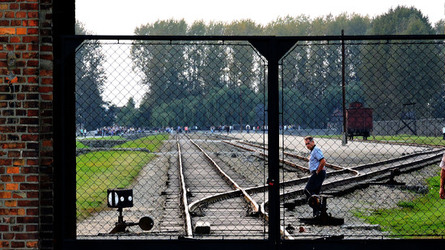 AUSCHHWITZ BIRKENAU la commemorazione. Fotografie di Giulio Azzarello &copy;2016.