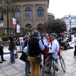 TEATRANTI che manifestano. Fotografie di Giulio Azzarello ©2020. TEATRANTI che manifestano. Fotografie di Giulio Azzarello ©2020.
