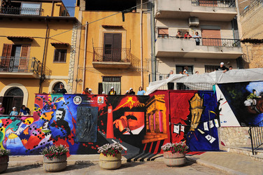 IL MURO DELL ANTIMAFIA e della legalit&agrave; a Partinico in Sicilia. Fotografie di Giulio Azzarello &copy;2014.