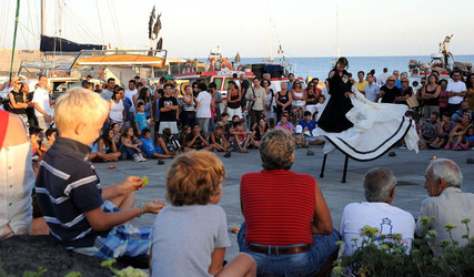 TRAMPOLIERI A LINOSA in Sicilia tutti i momenti dello spettacolo. Fotografie di Giulio Azzarello &copy;2014.