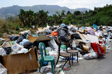 DISCARICA abusiva nei pressi del comune e paese di Monreale in Sicilia. Fotografie di Giulio Azzarello &copy;2014.