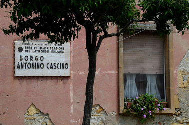 BORGO RURALE in provincia di Enna in Sicilia. Fotografie di Giulio Azzarello &copy;2014.