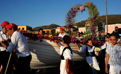PROCESSIONE RELIGIOSA DEL MARE a Linosa. Fotografie di Giulio Azzarello ©2014. PROCESSIONE RELIGIOSA DEL MARE a Linosa. Fotografie di Giulio Azzarello ©2014.
