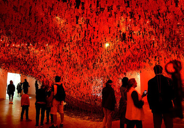 BIENNALE di VENEZIA padiglione giapponese. Foto di Giulio Azzarello &copy;2015 2016. Opera di Chiharu Shiota The KEY in the HAND .