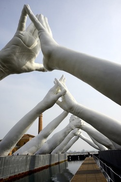 LE MANI DI LORENZO QUENN Biennale di Venezia. Fotografie di Giulio Azzarello &copy;2020.
