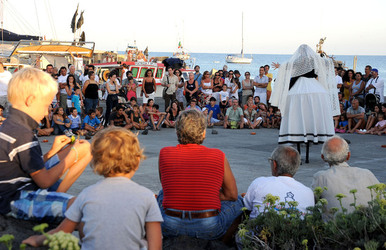 TRAMPOLIERI A LINOSA in Sicilia tutti i momenti dello spettacolo. Fotografie di Giulio Azzarello &copy;2014.