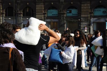 LOTTA DI CUSCINI flash mob fotografie di Giulio Azzarello ©2014. LOTTA DI CUSCINI flash mob fotografie di Giulio Azzarello ©2014.