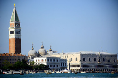 LUNGOMARE di VENEZIA. Fotografie di Giulio Azzarello &copy;2016.