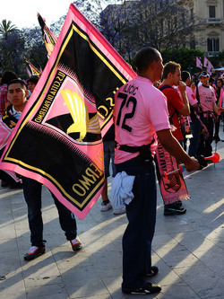 I TIFOSI DEL PALERMO CALCIO in piazza per festeggiare. Fotografie di Giulio Azzarello ©2014. I TIFOSI DEL PALERMO CALCIO in piazza per festeggiare. Fotografie di Giulio Azzarello ©2014.