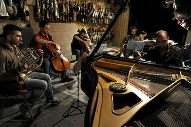 GIACOMO CUTICCHIO e il suo ensemble musicale. Fotografie di Giulio Azzarello &copy;2014.