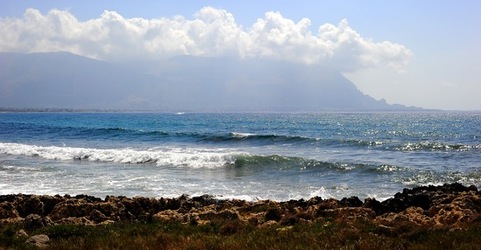 PAESAGGIO SICILIANO di MARE. Fotografia di Giulio Azzarello &copy;2018.