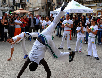 DANZE BRASILIANE E DANZATORI MULTIETNICI a Monreale in Sicilia. Fotografie di Giulio Azzarello &copy;2014.
