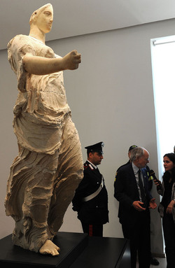 LA VENERE DI MORGANTINA e il suo ritorno dagli USA al museo archeologico di Aidone. Fotografie di Giulio Azzarello &copy;2014.