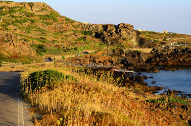 ISOLA DI USTICA la costa. Fotografie di Giulio Azzarello &copy;2016.