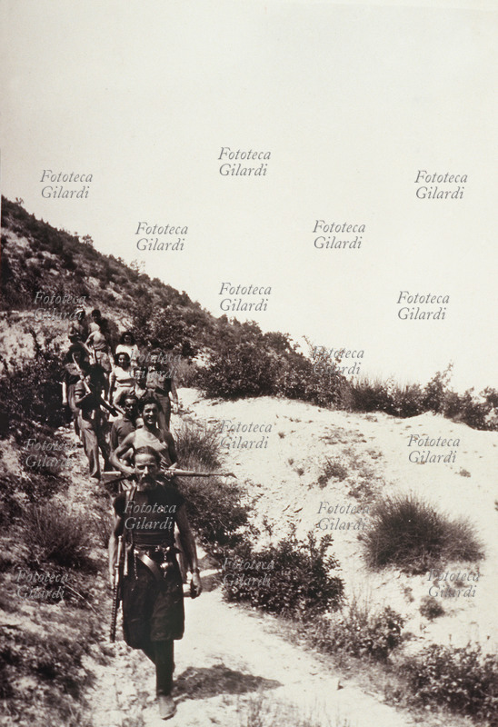 RESISTENZA Emilia Romagna: uomini e donne partigiani in marcia sull\