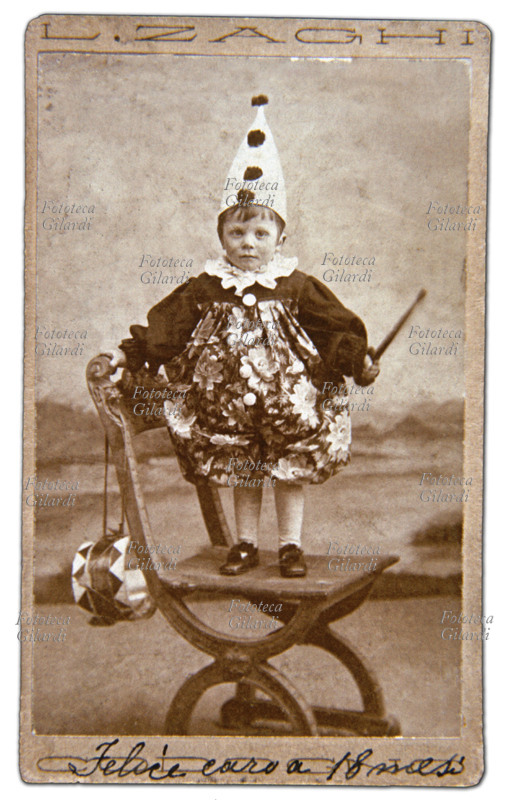 BAMBINO di 18 mesi (un anno e mezzo) di nome Felice, posa per una fotografia ricordo con travestimento da pagliaccio. Fotografia L. Zaghi, Codogno (Milano) 1900 circa.
