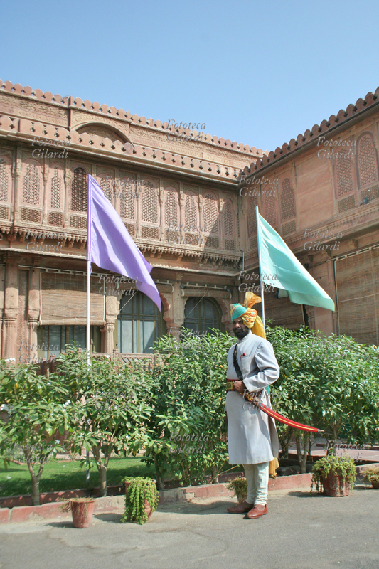 INDIA Bikaner, guardia di Lallgarth Palace, residenza reale. Nel nord delllo stato del Rajasthan, in questa grande città fortificata circondata dal deserto del Thar, si trova il Lallgarth Palace, palazzo in arenaria rossa in stile Rajput eretto all\