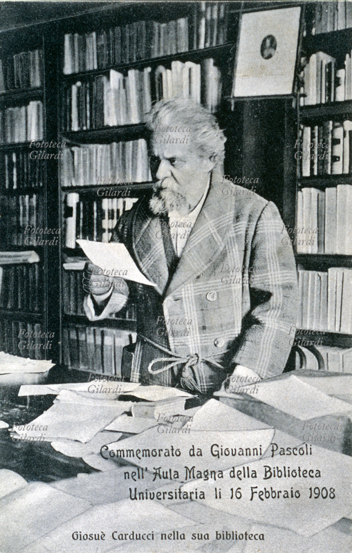 Giosuè CARDUCCI (26 luglio 1835 - 16 febbraio 1907) nella sua biblioteca, in piedi dietro la scrivania piena di carte; il Premio Nobel per la letteratura nel 1906 è stato commemorato da Giovanni Pascoli nell\