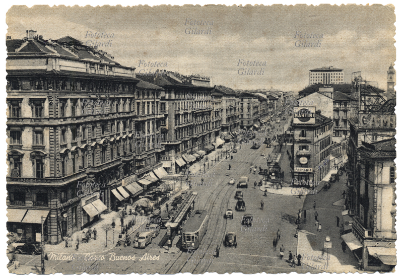 MILANO Corso Buenos Aires, il traffico di automobili e tram è intenso per l\