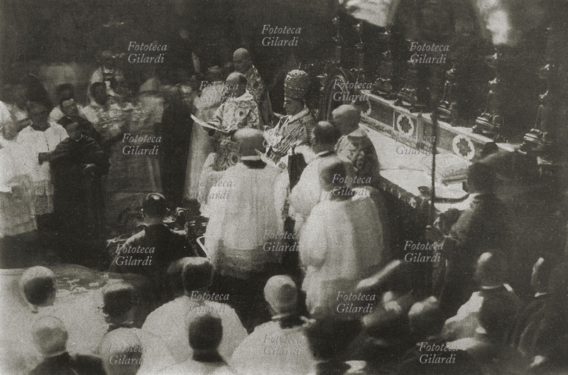 PAPA BENEDETTO XV cerimonia di incoronazione nella Cappella Sistina, Città del Vaticano 1914