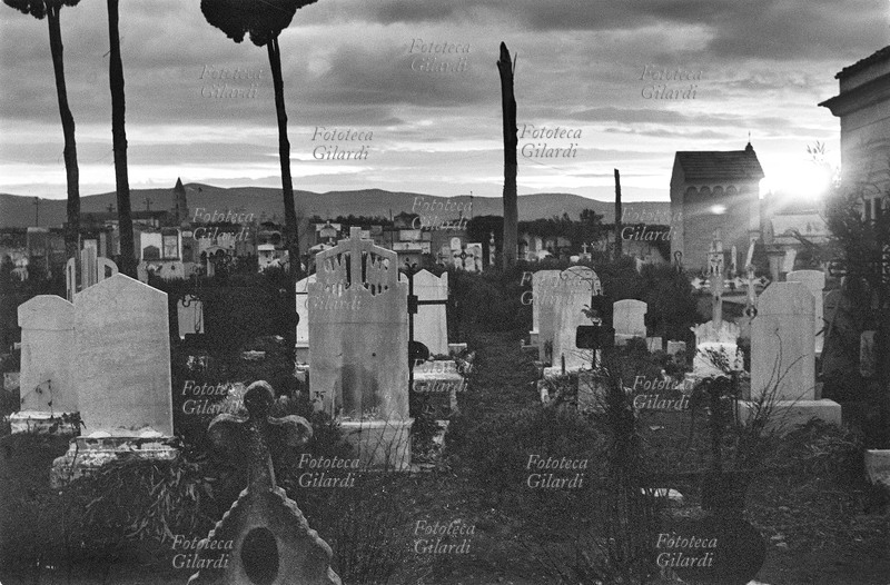 ITALIA Venosa, veduta del cimitero al tramonto. Fotografia di Ando Gilardi (1921-2012) #andogilardi, parte di un ampio servizio realizzato per \