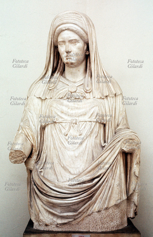 Antica Roma. Figura di Vestale, statua a mezza figura.