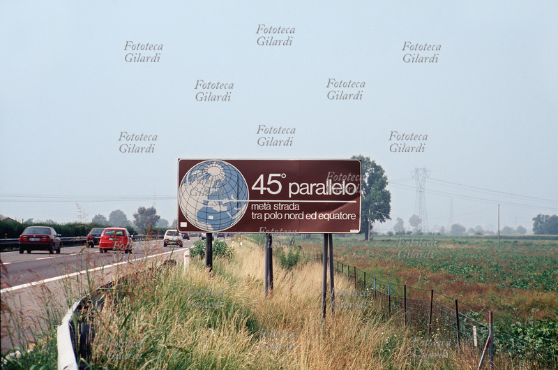 GEOGRAFIA Cartello che avvisa della posizione in cui ci si trova nel Mondo: all\