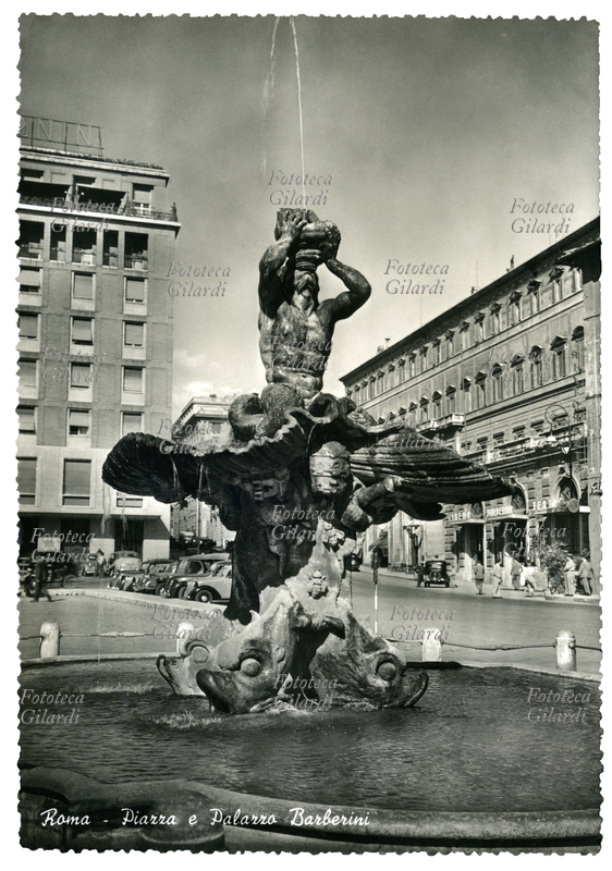 ROMA piazza Barberini con la Fontana del Tritone, commissionata nel 1643 a Gian Lorenzo Bernini (7 dicembre 1598 – 28 novembre 1680) da Papa Urbano VIII, al secolo Maffeo Barberini, per completare con un ornamento di pubblica utilità lo spiazzo antistante il nuovo Palazzo Barberini. Cartolina postale, vera fotografia, Italia 1947 circa