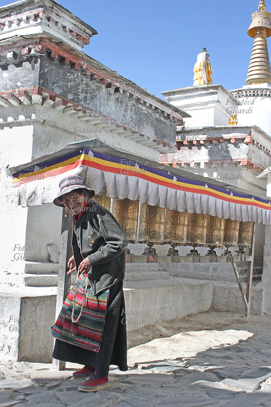 TIBET Shigatse, pellegrina tibetana prega attorno ad una delle stupa buddiste del monastero di Tashilunpo, uno dei più importanti in Tibet, maggio 2009