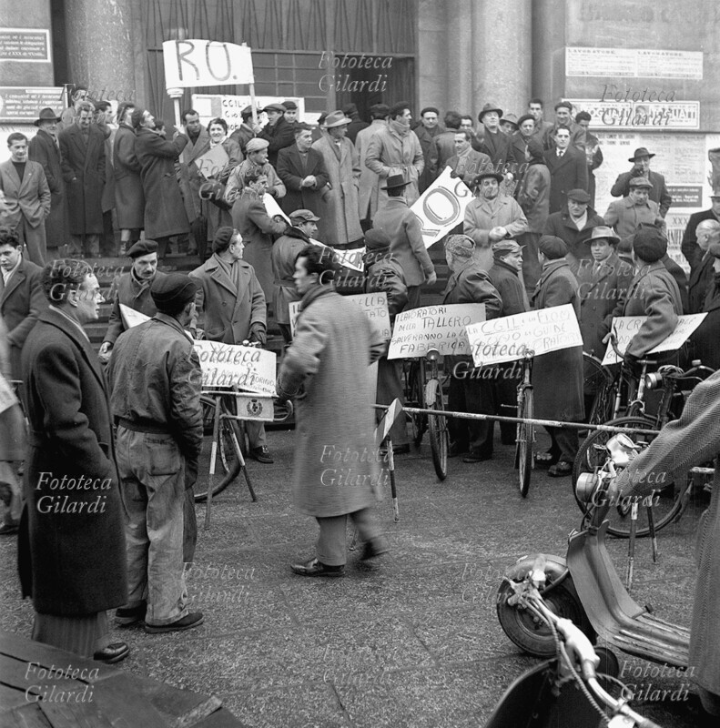STORIA DEL MOVIMENTO OPERAIO lavoratori della Tallero e sindacalisti, con cartelli e striscioni, sono pronti a partire per la manifestazione in appoggio allo sciopero contro la smobilitazione ed i licenziamenti. Fotografia di Ando Gilardi (1921 - 2012) #andogilardi, Milano febbraio 1954.