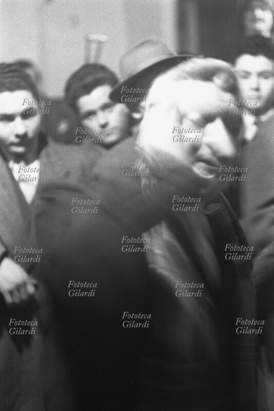 UMBRIA Stornellatore, in osteria, canta con una mano all\