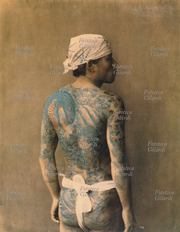 GIAPPONE Uomo tatuato; fotografia del Barone Raimund von Stillfried Ratheniz, della seconda metà del XIX secolo.