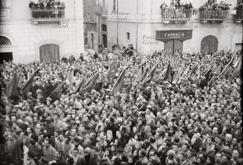 FUNERALI imponenti a Barletta per Giuseppe Di Corato, Giuseppe Spadaro e Giuseppe Lojodice rimasti uccisi il 14 marzo 1956 quando le forze di polizia aprirono il fuoco contro circa 4.000 persone esasperate dalla fame che manifestavano contro le discriminazioni della Pontificia Opera di Assistenza, incaricata dall\