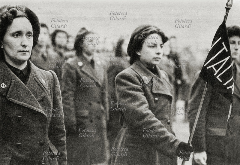 FASCISMO Esercito fascista, Donne. Il corpo ausiliario femminile della R.S.I. presta giuramento. Italia, settembre 1944