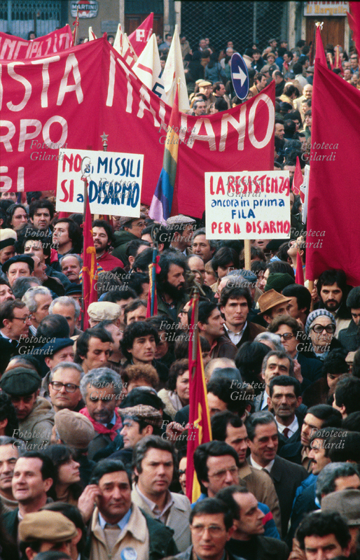 ANNI DI PIOMBO manifestazione con striscioni a favore del disarmo \